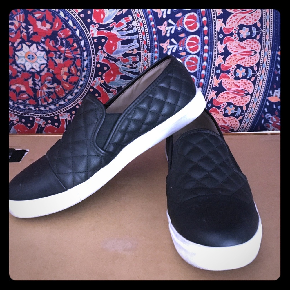 STEVE MADDEN Black Slip-On Sneaker
